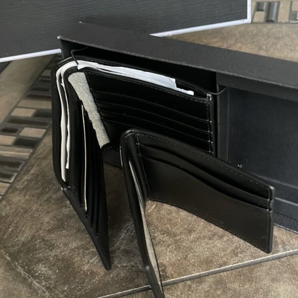 Michael Kors Boxed Signature 3 in 1 Bifold Wallet In White / Pearl Grey - Picture 4 of 12